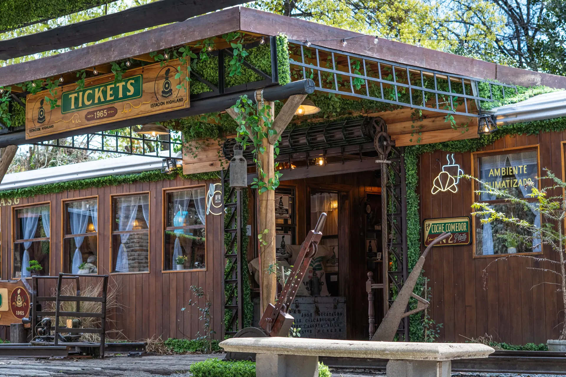 La entrada de Estación Highland, rodeada de madera y vegetación